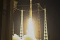 Un cohete Vega-C despega de noche desde el puerto espacial europeo en la Guayana Francesa, con el fuego de los motores iluminando la torre, llevando a bordo FLEX y Sentinel-3C