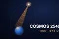 Ilustración: un satélite en lo alto de una órbita muy alargada alrededor de una Tierra pequeña lanza un cono de ondas naranjas sobre el norte del planeta, junto a las palabras COSMOS 2546 y EKS · GPS L1