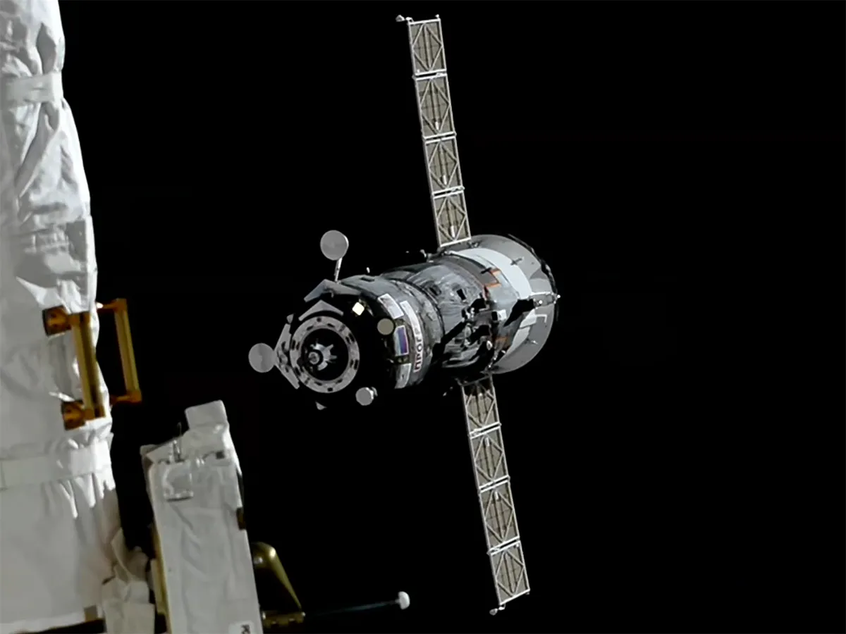 El carguero Progress MS-35, con los paneles solares desplegados, se acerca a la estación espacial sobre el negro del espacio