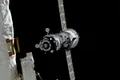 El carguero Progress MS-35, con los paneles solares desplegados, se acerca a la estación espacial sobre el negro del espacio